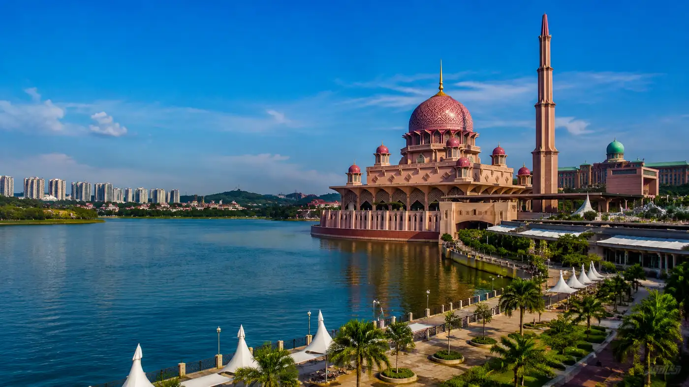 Nearby Accommodation & Amenities for Putra Mosque