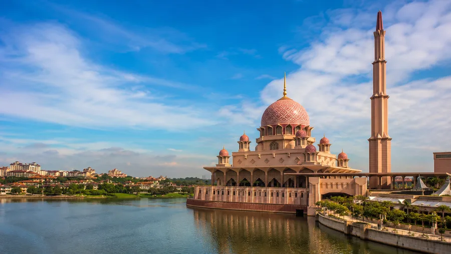 Putra Mosque Visiting Hours & Entrance Fee