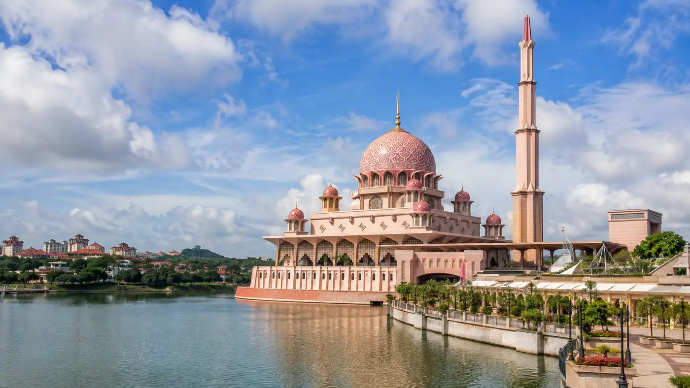 Putra Mosque Visiting Hours & Entrance Fee