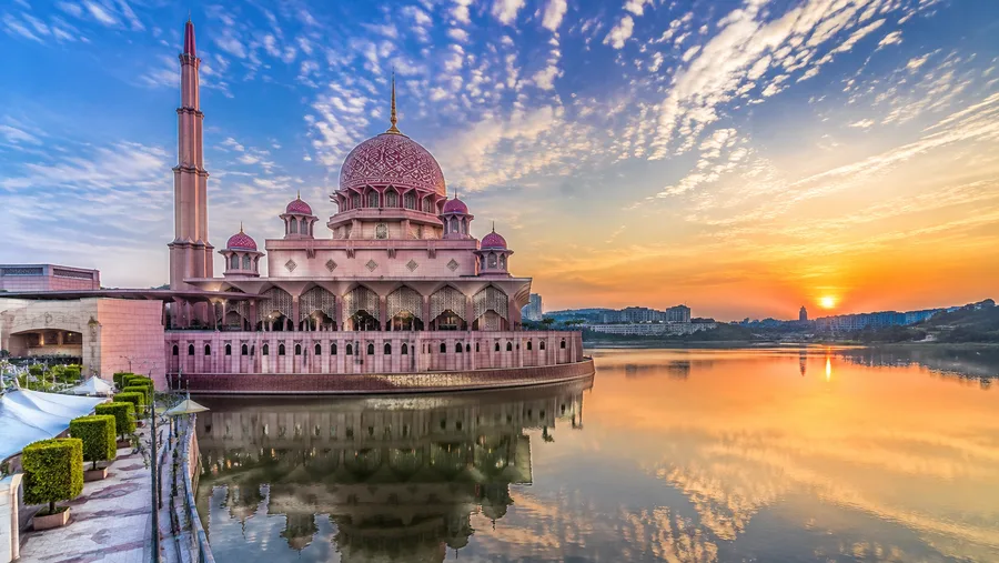 What to See Inside Putra Mosque & Dress Code